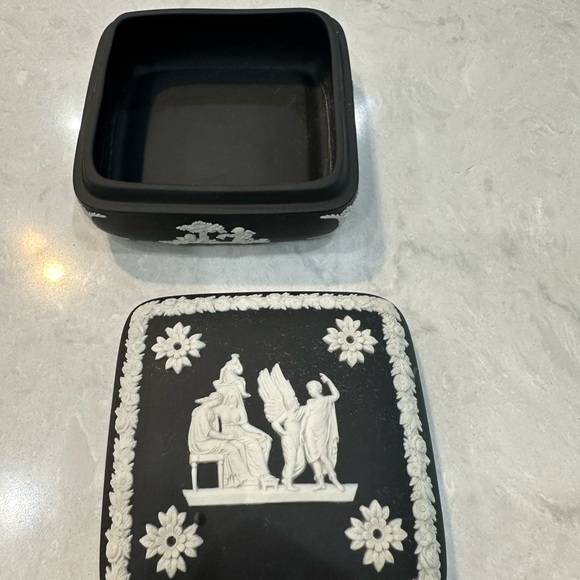 WEDGWOOD Black and White Jasperware Trinket Box with Classical Cameos Circa 1960 - Picture 2 of 9